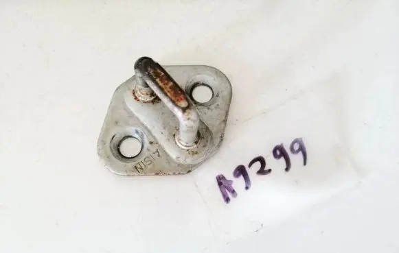 Toyota Land Cruiser (HDJ90) Front door lock loop/hook striker 