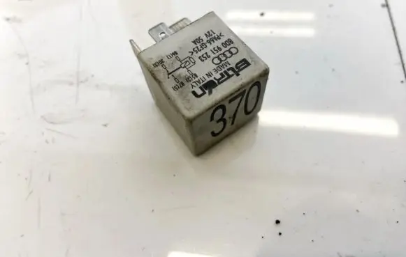 Volkswagen PASSAT B5 Other relay 8d0951253