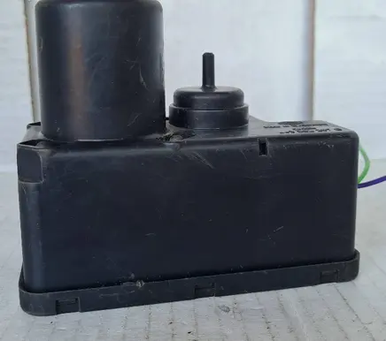 Audi 100 S4 C4 Central locking vacuum pump 443862257B