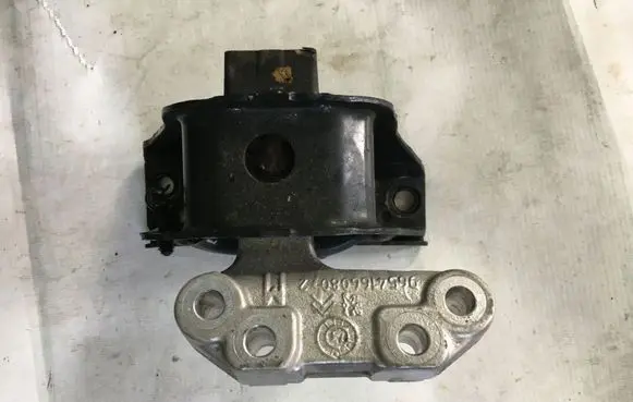 Peugeot 208 Engine mount bracket 9654166080