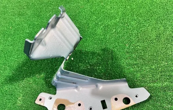 Citroen C4 III e-C4 Fender mounting bracket 333142G