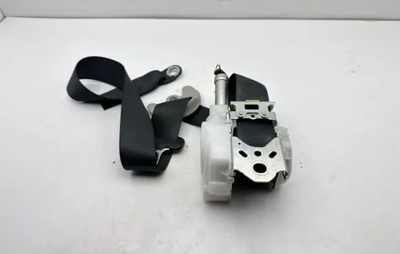 Toyota Auris E180 Front seatbelt N088601