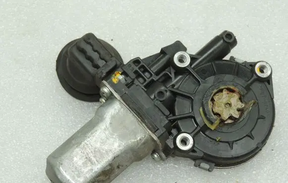 Suzuki Swift I Front door window regulator motor 8341063J50