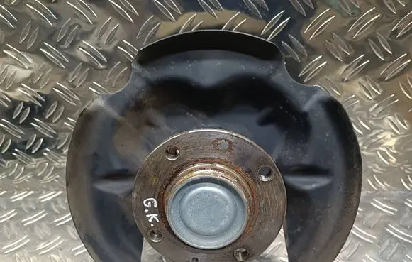 Rear wheel hub