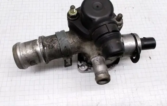 Volkswagen PASSAT B5.5 Other engine bay part 038121133A