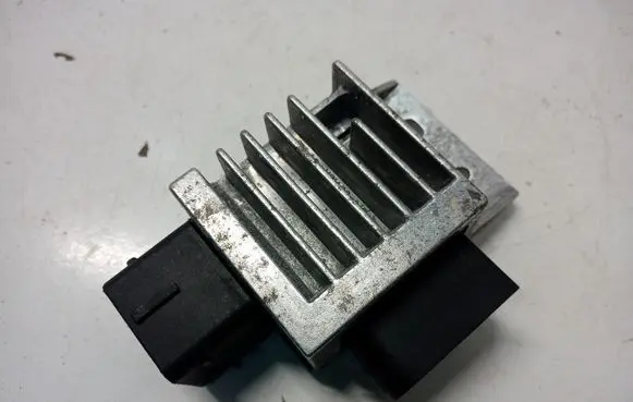 Renault Master III Glow plug pre-heat relay 271203982R