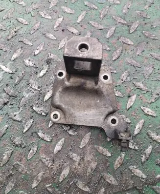 BMW 5 E39 Engine mounting bracket 6751226