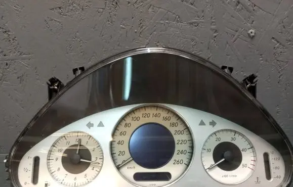Speedometer (instrument cluster)