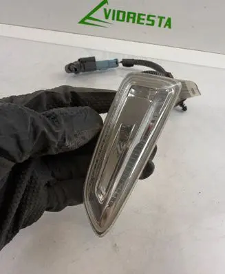 Front fender indicator light
