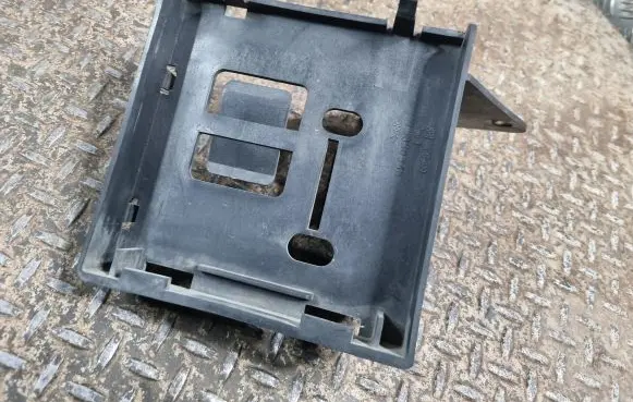 Cadillac Escalade Engine control unit holder 15850348
