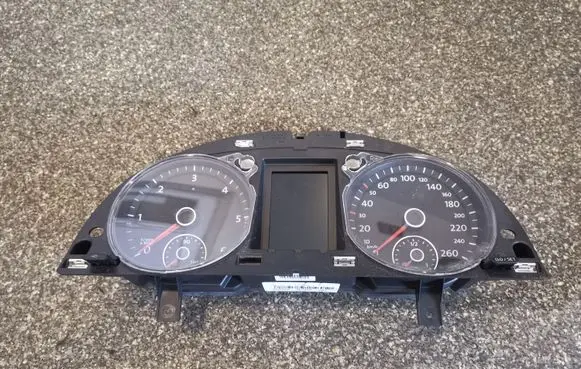Volkswagen PASSAT B7 Speedometer (instrument cluster) 3AA920870A