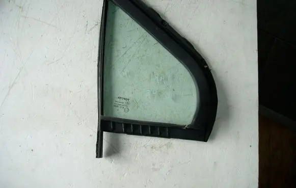 Toyota Yaris Front door vent window glass four-door 43R00097 DOT511M352AS2