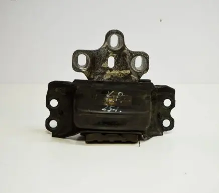 Volkswagen Tiguan Engine mount bracket