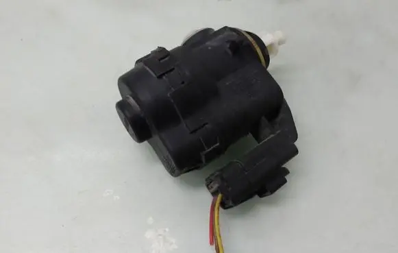 Opel Zafira B Headlight level adjustment motor 