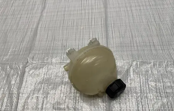 Fiat 500E Coolant expansion tank/reservoir 9824198680
