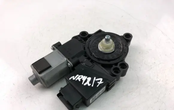 KIA Ceed Front door window regulator motor 82450A2010