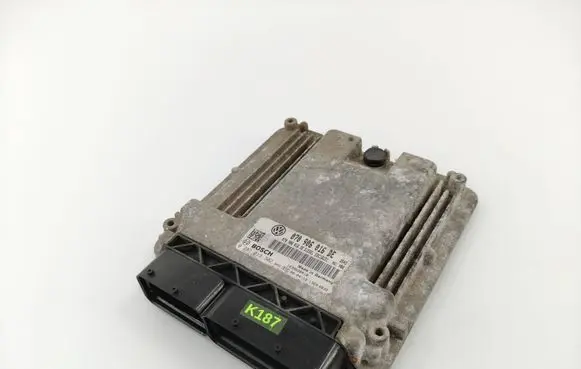 Volkswagen Touareg I Engine control unit/module 070906016DE 0281013302