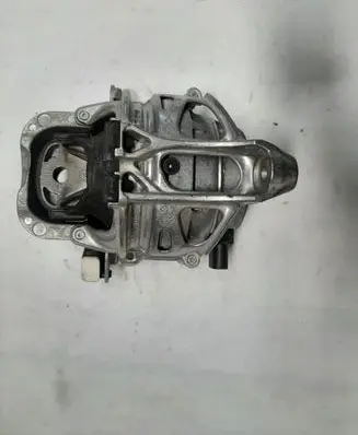 Engine mount vacuum valve