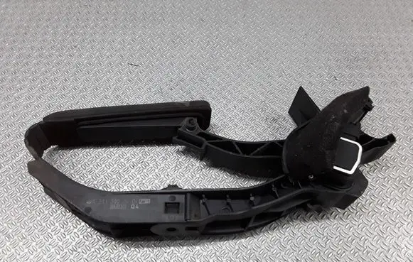 Mercedes-Benz C W203 Accelerator throttle pedal A2037201746