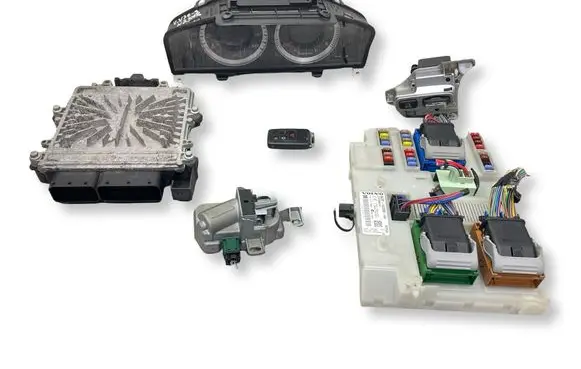 Volvo V70 Engine ECU kit and lock set P31303388 0281015286 BG9T14C256HA