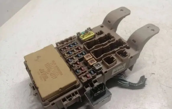 Toyota Corolla Verso E121 Fuse module 8264113040 2323000231