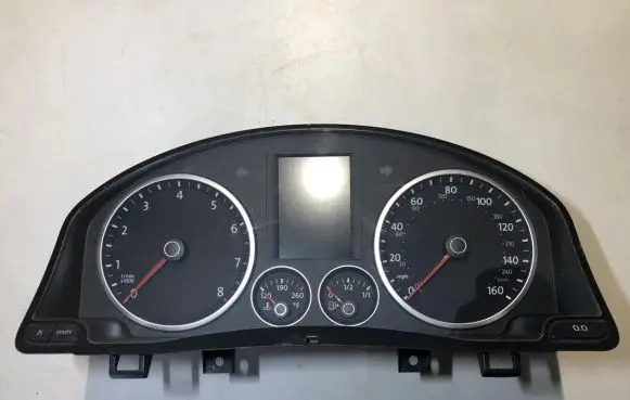 Volkswagen Tiguan Speedometer (instrument cluster) 5N0920970F