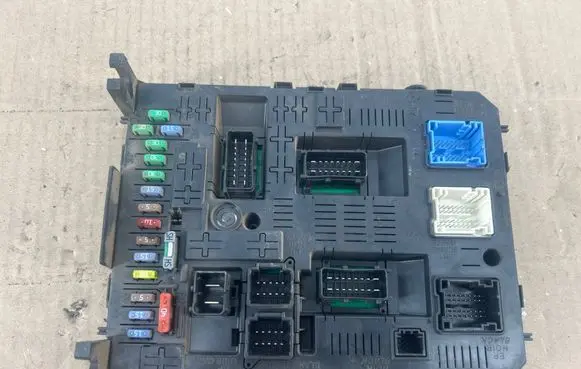 Peugeot 308 Fuse module 28119759
