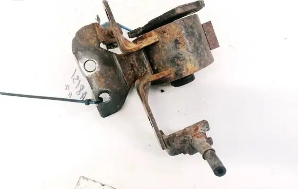 Mazda Premacy Engine mount bracket