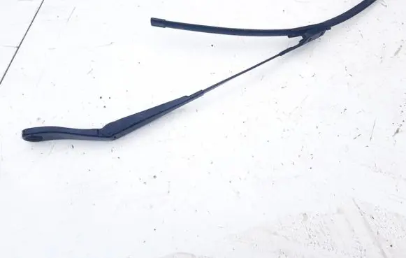 Front wiper blade arm