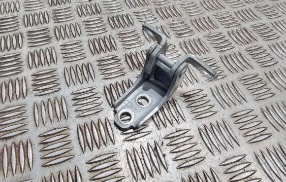 Honda CR-V Front door upper hinge