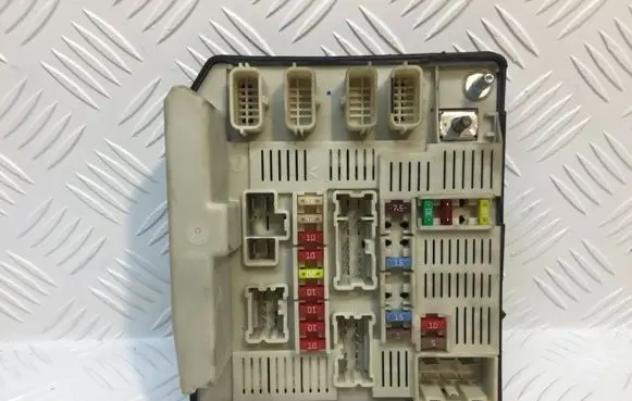 Renault Megane II Fuse module 8200481866