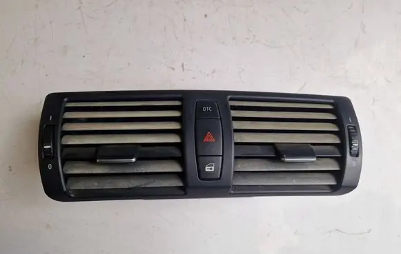 BMW 1 E81 E87 Dash center air vent grill 7059189