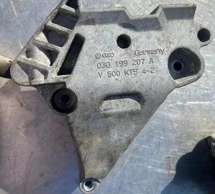 Volkswagen Touran I Engine mounting bracket 03G199207A