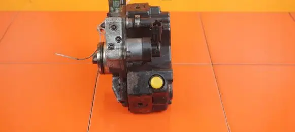 Volvo XC90 Fuel injection high pressure pump 31303475 D5244T18