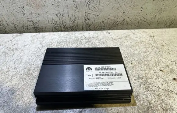 Dodge Challenger Sound amplifier 68549150AA 26777AH TH1AA1852E1144