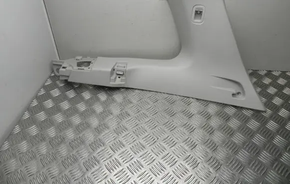 (D)pillar trim (top)