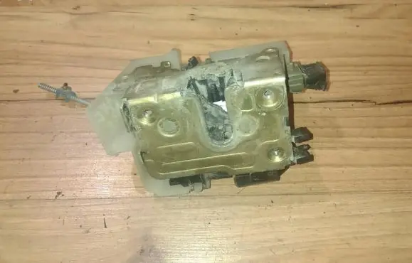 Renault Megane I Front door lock