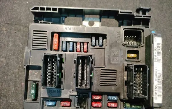 Citroen Xsara Picasso Fuse module 9643498880 630249045