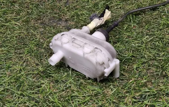 Audi A8 S8 D2 4D Central locking vacuum pump 4A0862153A