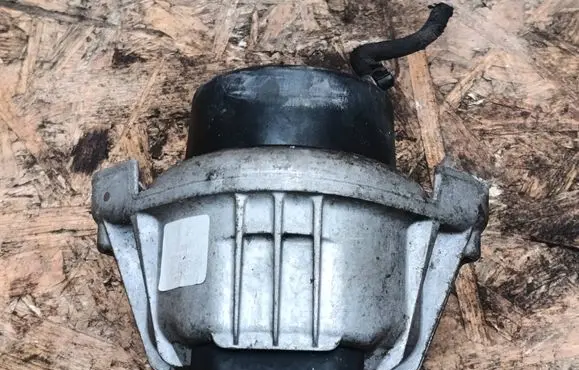 Engine mount bracket