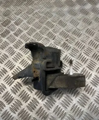Toyota RAV 4 (XA30) Engine mount bracket