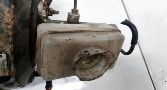 Subaru Legacy Brake fluid reservoir 