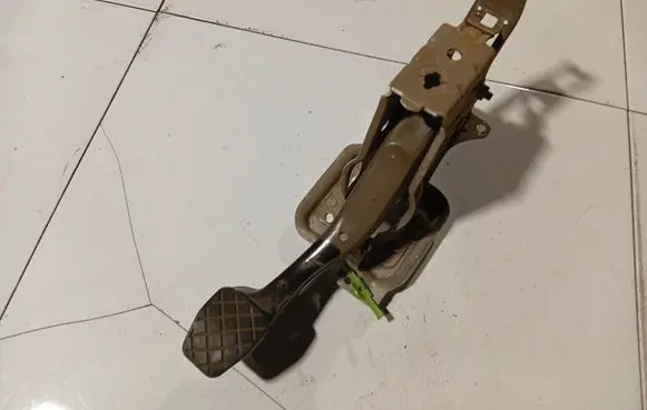 Volkswagen Golf V Brake pedal 1K1721057L