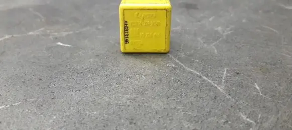 Opel Vectra C Fuel pump relay 90226846