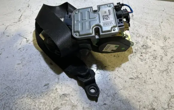 Mercedes-Benz E W211 Front seatbelt 609098200B H257U541923