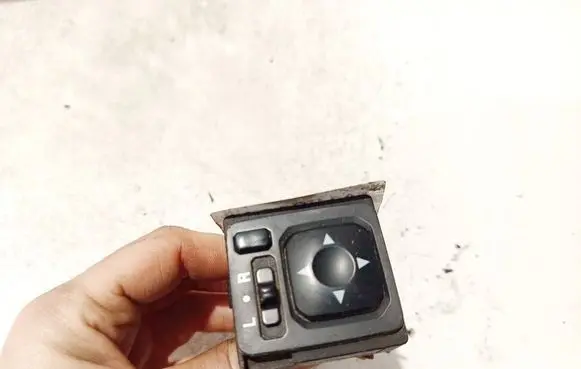 Wing mirror switch
