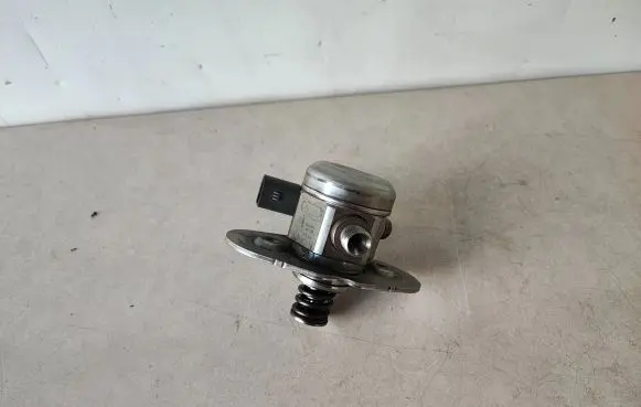 BMW 7 F01 F02 F03 F04 Fuel injection high pressure pump 7599865