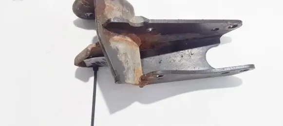 Mitsubishi Carisma Engine mounting bracket