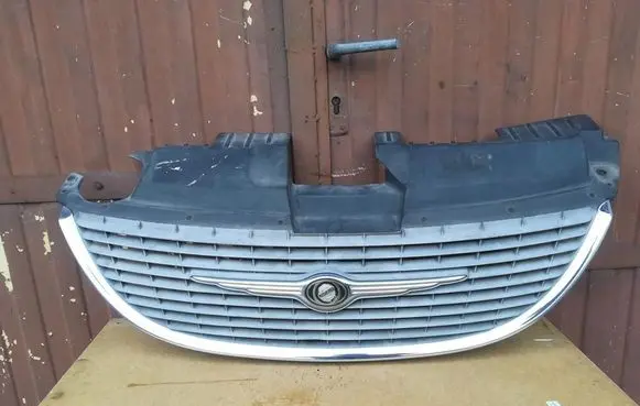 Chrysler Voyager Front bumper upper radiator grill 04857410