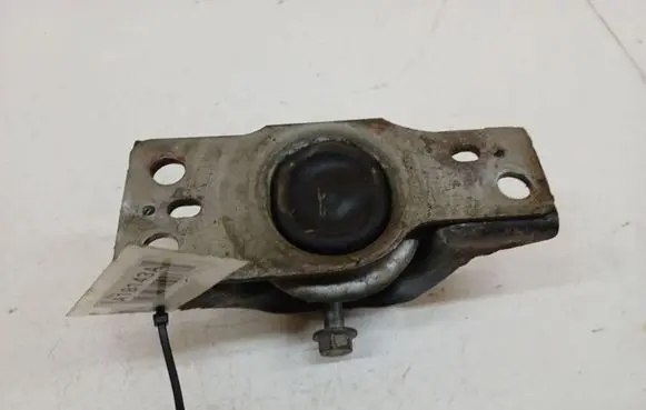 Renault Clio III Engine mount bracket